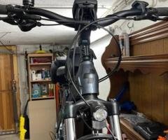 Bicicleta eléctrica de paseo Cube con accesorios. - 3